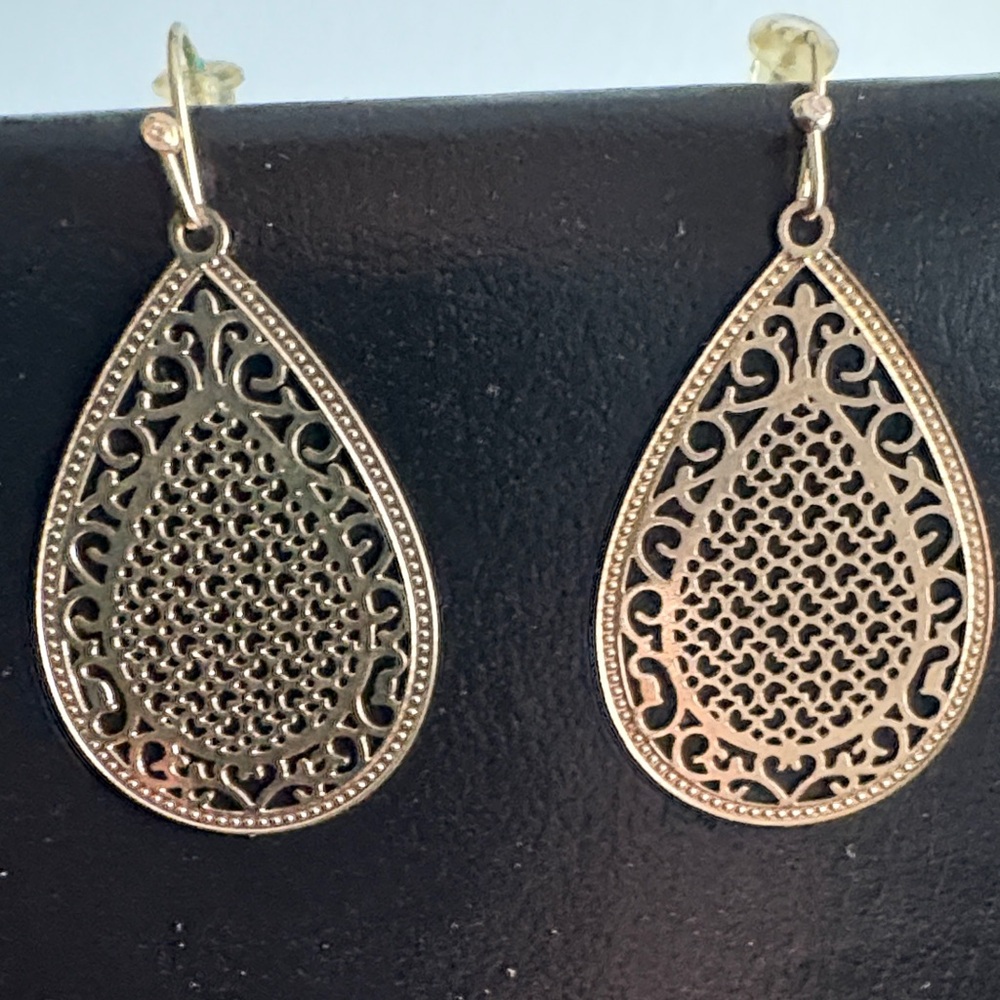 Elegant Gold Teardrop Filigree Earrings